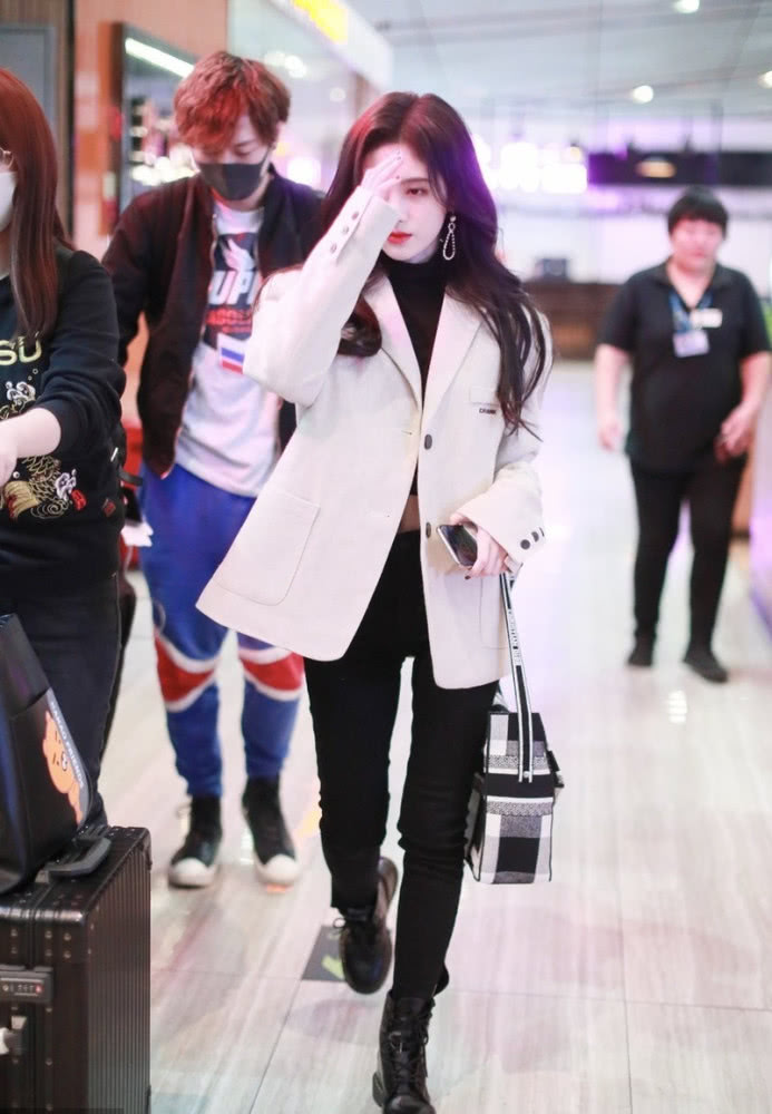气质美女李沁和鞠婧祎都穿白色西装走机场,“腿精”比美太养眼
