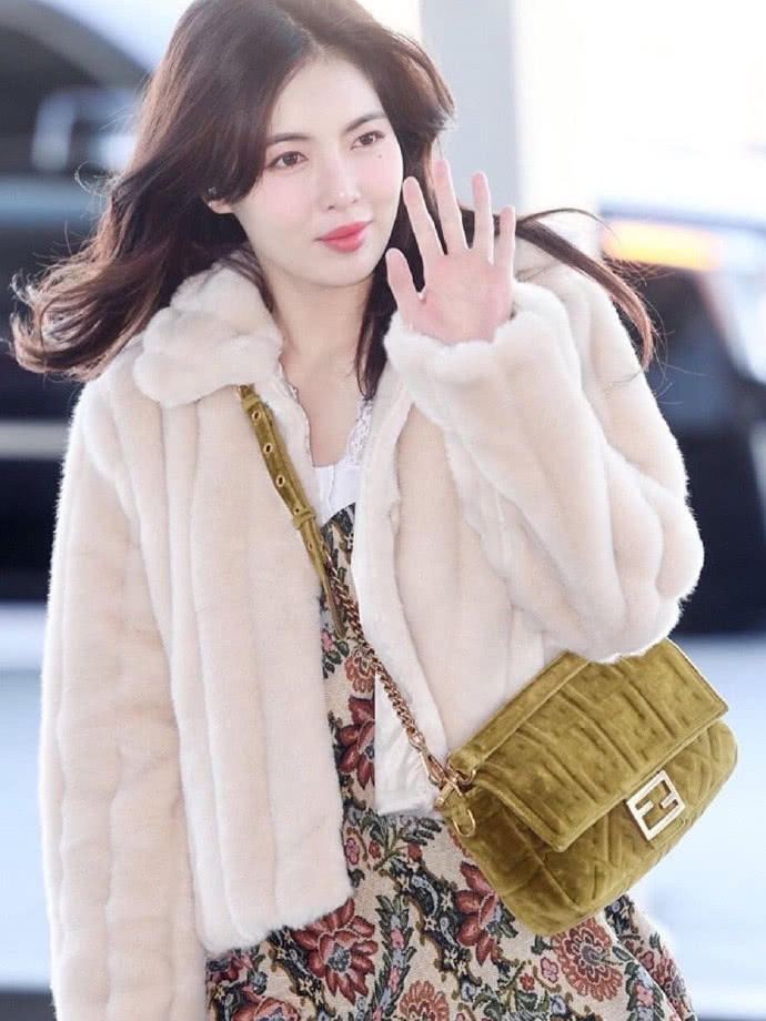 韩国美女明星金泫雅淡妆也很美,羊羔毛外套搭配碎花裙少女感十足!