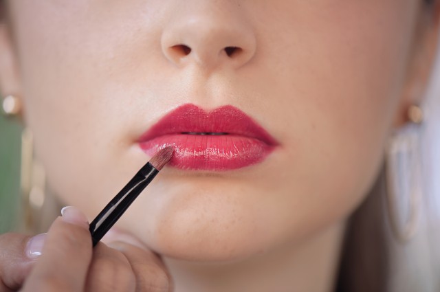 涂口红嘴唇干怎么办,嘴唇干燥怎么缓解,试试这几招
