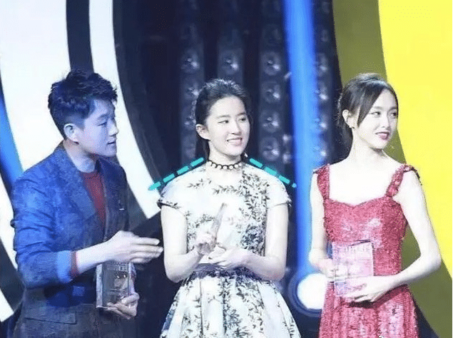 当32岁刘亦菲撞上35岁唐嫣,网友:仅差3岁,却压根不是一条道上的!