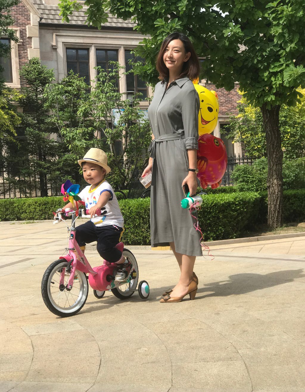 凌潇肃罕见晒老婆儿子合影,大方示爱唐一菲太甜蜜