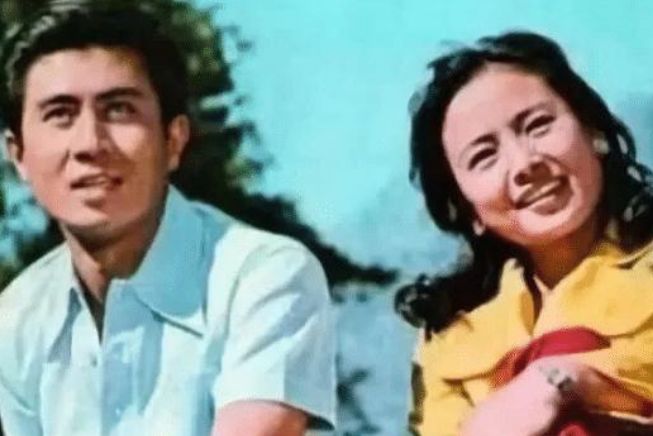 曾是央视春晚女主持，事业巅峰抛弃丈夫出国，62岁单身无儿无女