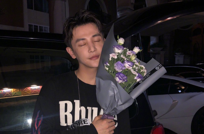 自己迟到赶不上飞机，却在机场辱骂中国人，孙坚回怼的太霸气