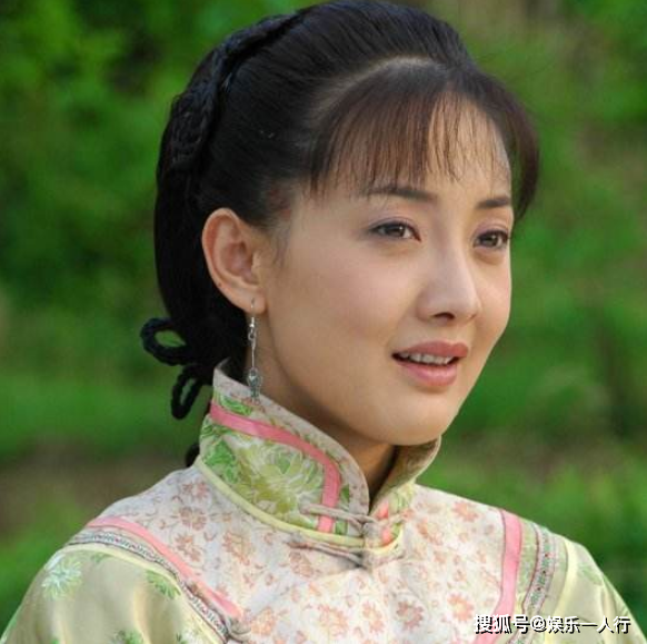 45岁牛莉一家近照,老公比郭冬临还帅,女儿长相貌美很像她