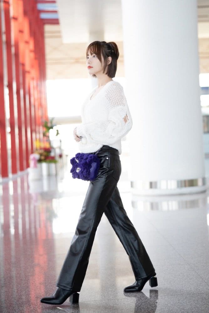 张嘉倪穿针织衫配皮裤，凹出酷帅少女感