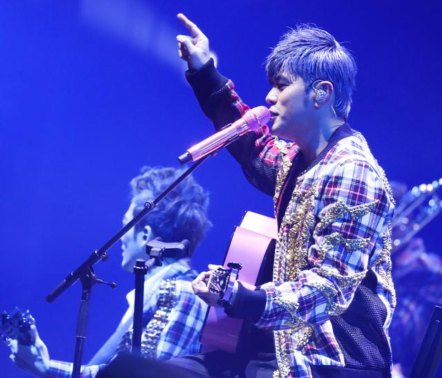 郎朗带妈妈看周杰伦演唱会，兴奋地直夸杰伦了不起，秒变迷弟