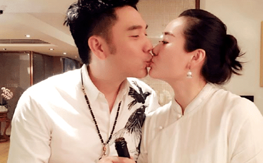 靠第一任老婆走红,靠第二任老婆发家致富,今48岁成亿万富翁!