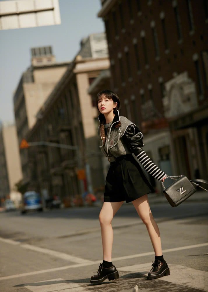 阚清子白衬衫搭配小短裙,31岁美丽不输00后