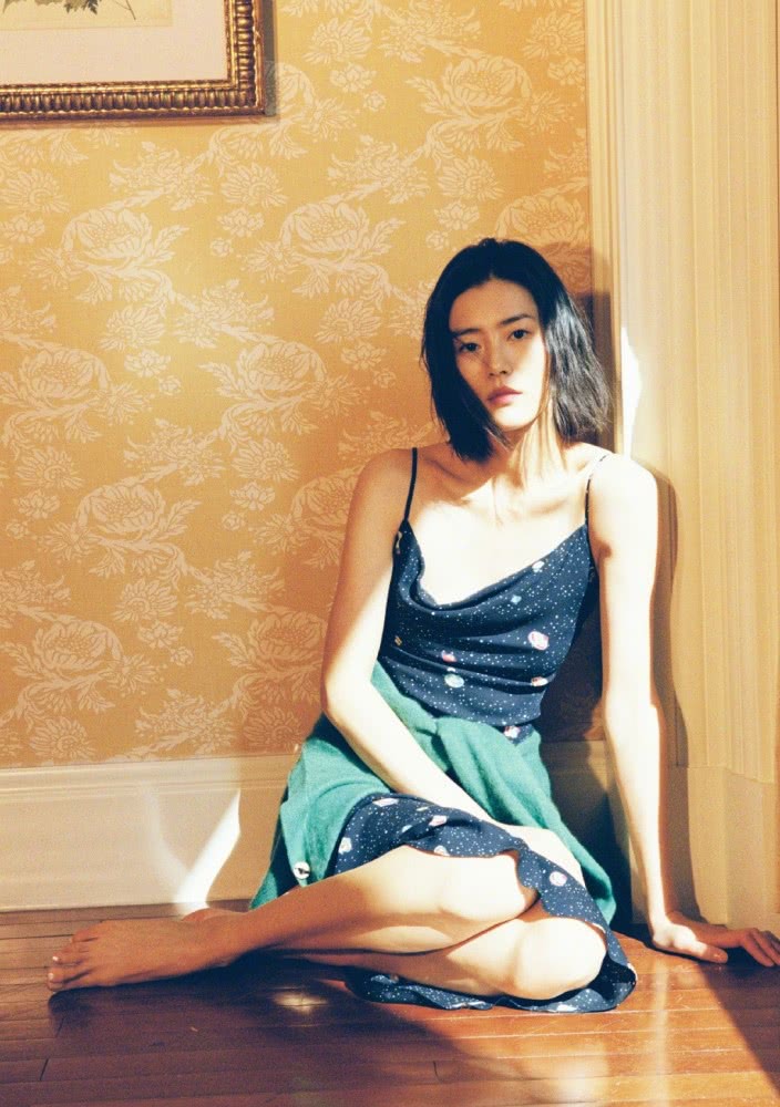 刘雯私服穿针织衫配格纹裤，秀马甲线被怒赞巴掌腰