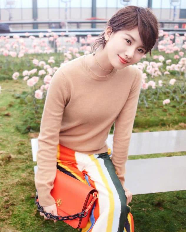 秋冬必备的驼色系穿搭，记住这些穿搭细节，简单中有高级感