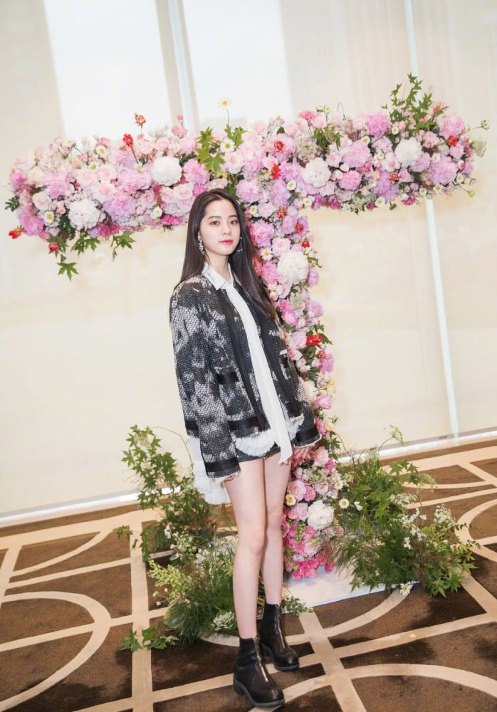 欧阳娜娜穿亮钻粉色轻纱裙，配卷发甜美又帅气