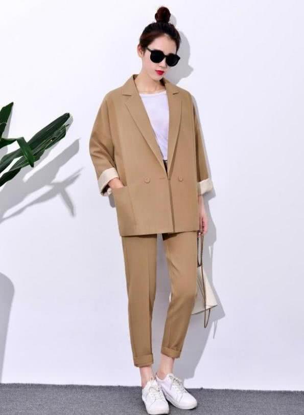 秋冬必备的驼色系穿搭，记住这些穿搭细节，简单中有高级感