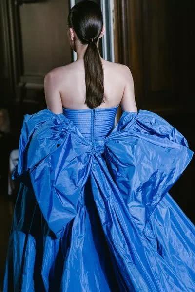 2020年流行色太“蓝”了，IU秀智早就穿了，显白还不挑皮！