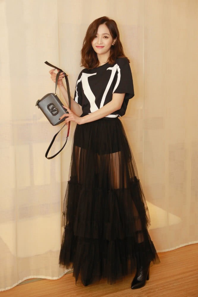 美女吴宣仪穿蓝色套装裙秀大长腿,戴“小灯泡”个性十足