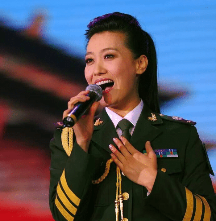 她是春晚常客,老公背景强大,今41岁似少女一般生活幸福