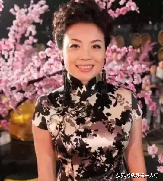 她曾23次登上春晚,为照顾病重父亲消失了5年,如今50岁仍单身