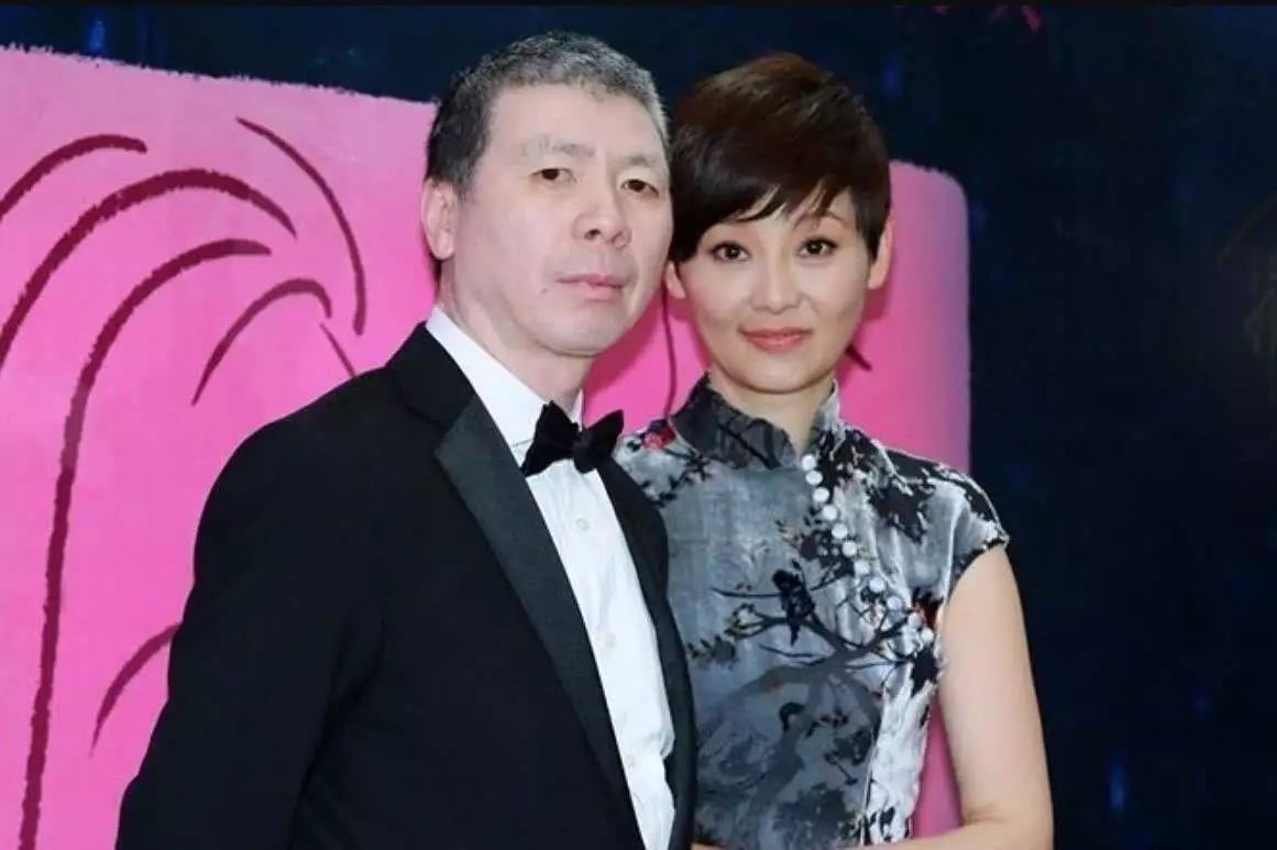 冯小刚新戏首映,全程无笑脸,小9岁妻子徐帆崇拜的眼神亮了