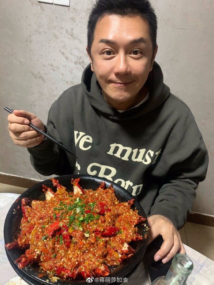 50岁陈浩民整容失败？近照双眼肿胀眼皮变宽，网友：活像男芭比