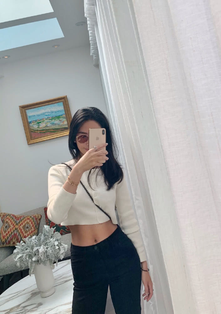 美女杨采钰白衬衫条纹背带裙亮相,气质干净纯粹