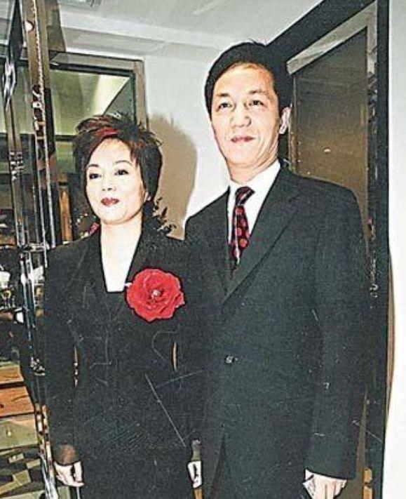 感路坎坷，与上海前首富交往毁掉星途，网友：戏子无情