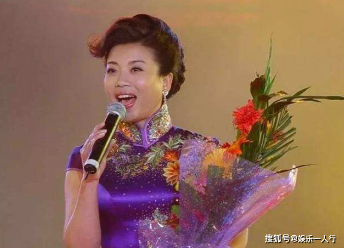 她曾23次登上春晚，为照顾病重父亲消失了5年，如今50岁仍单身