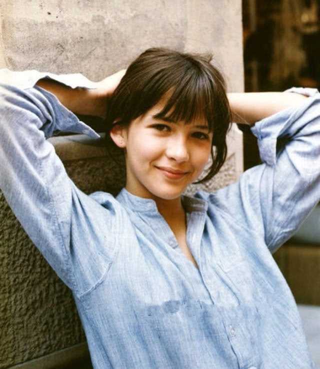 “空气刘海”失宠了，现在流行“法式刘海”，无论长发短发都适合