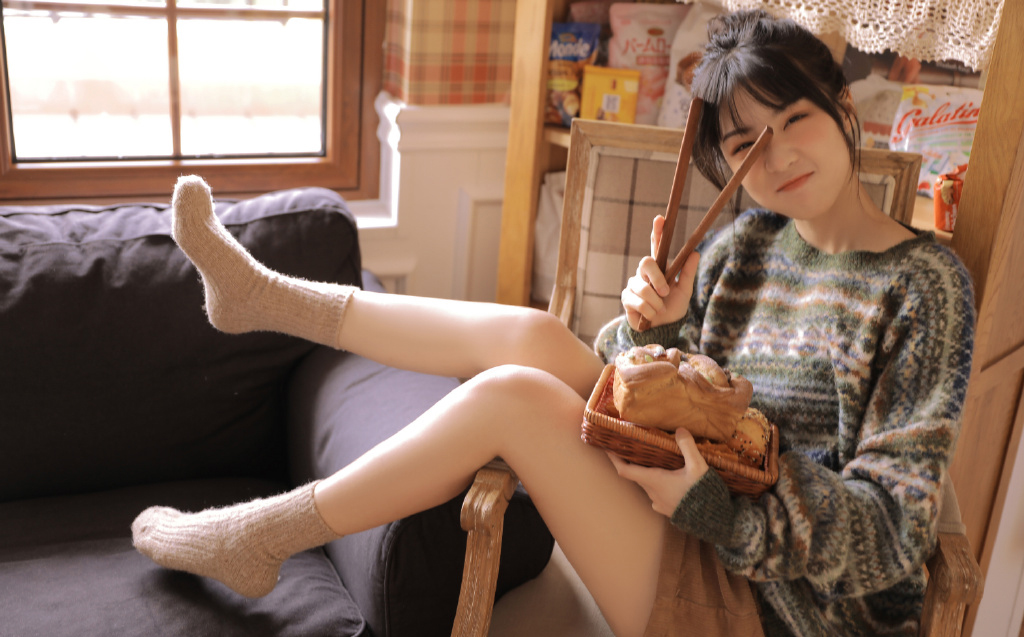 超短裤青春可爱美女白皙长腿清纯诱人写真