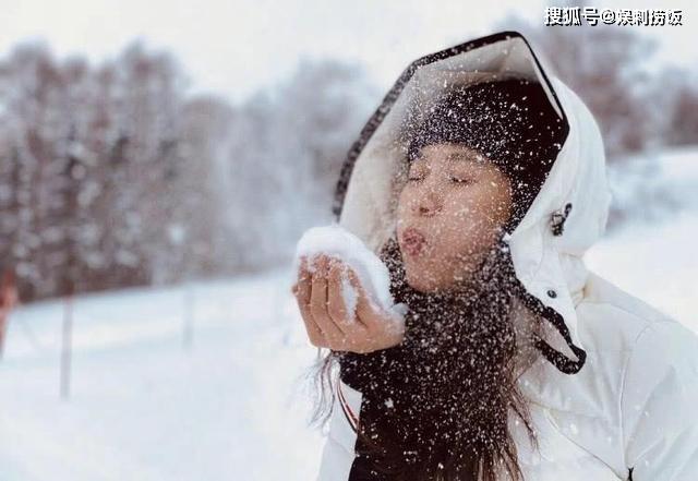 张智霖晒袁咏仪美照,身穿白色羽绒服,嘟嘴吹雪十分可爱