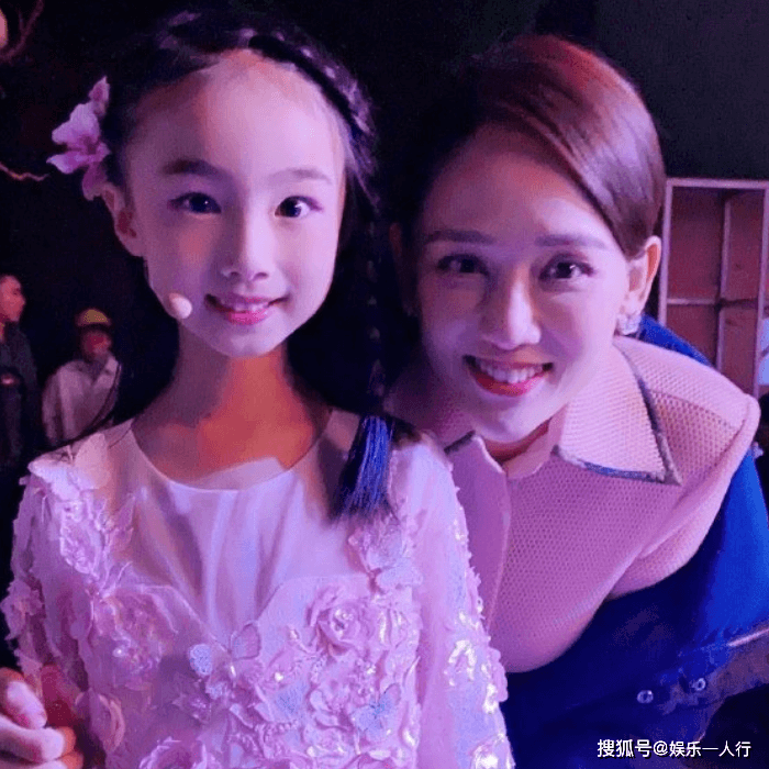 曹颖“女儿”才是整容式长大,小时候与王子两小无猜,近照美成洋娃娃!