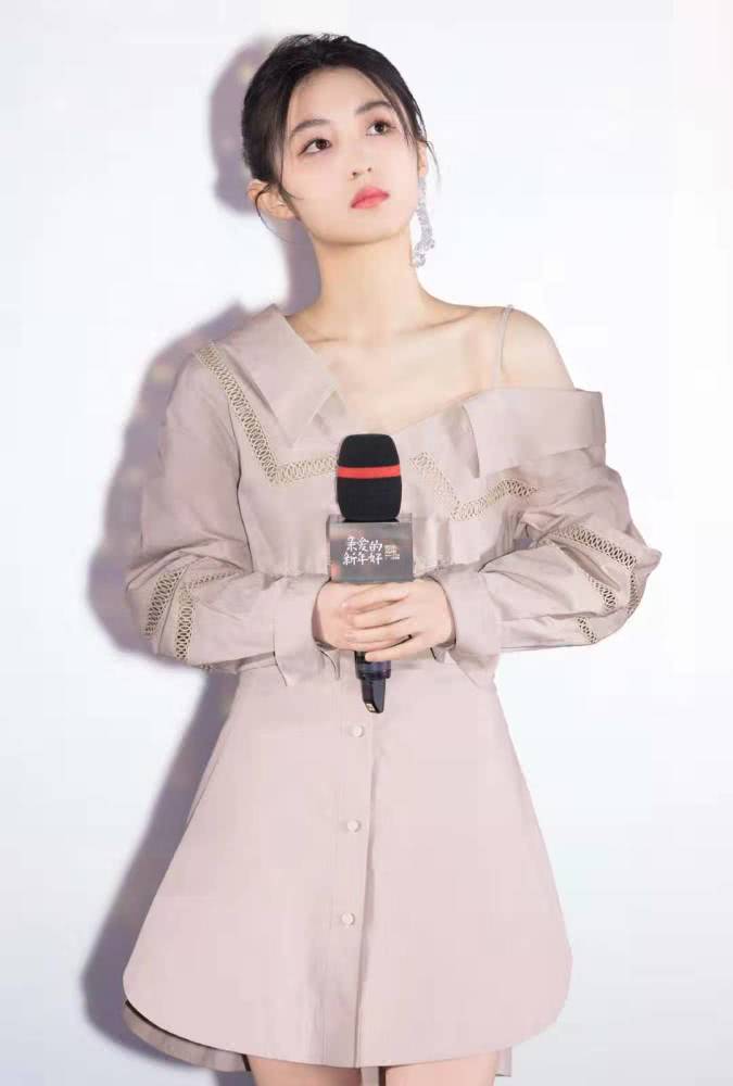 18岁张子枫出席活动穿半露肩衬衫裙，美得脱俗