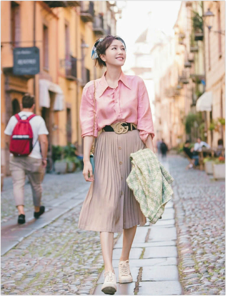 40岁秦岚美成“人间芭比”，一条渐变裙穿出婀娜身姿，女人味绝了