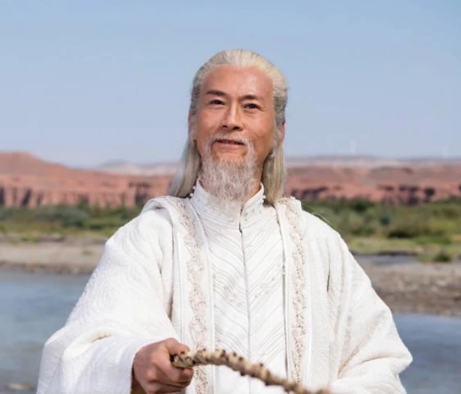 72岁郑少秋罕现身，精壮不输少年人！对身旁女生甜言蜜语超会撩