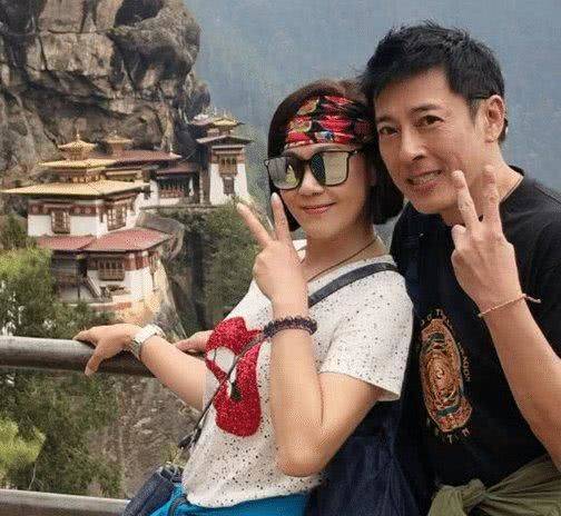 明星夫妻为不变老,坚持25年不吃肉不生子,57岁老婆像30岁