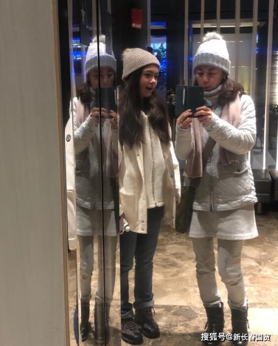 原央视主持人姜丰12岁混血女儿近照曝光，清纯文静十分可爱