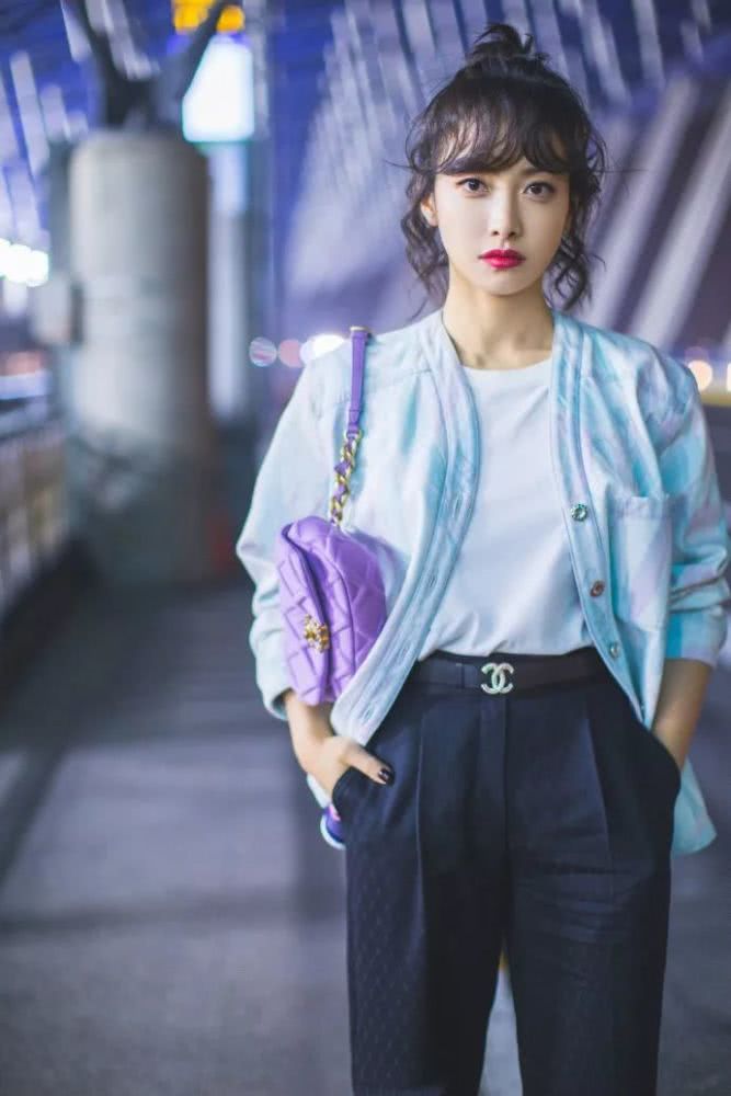 美女宋茜全身造型都是香奈儿，穿双厚底高跟鞋时尚感爆棚