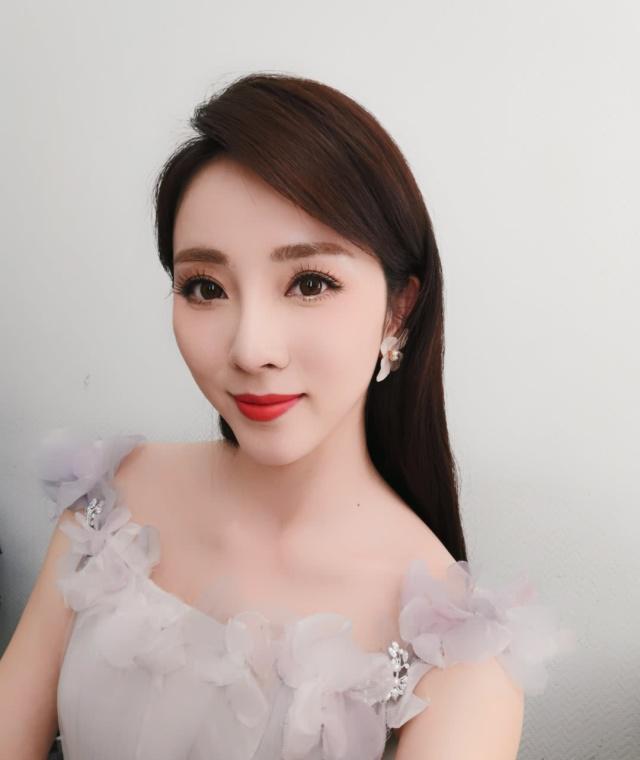 33岁央视才女李思思,嫁了8年学霸老公,原来是我们熟悉的他