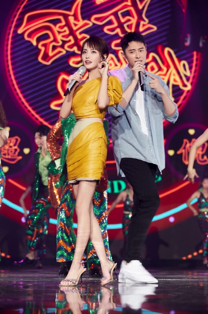 张嘉倪穿2万真丝裙,肌肤娇嫩太抢眼