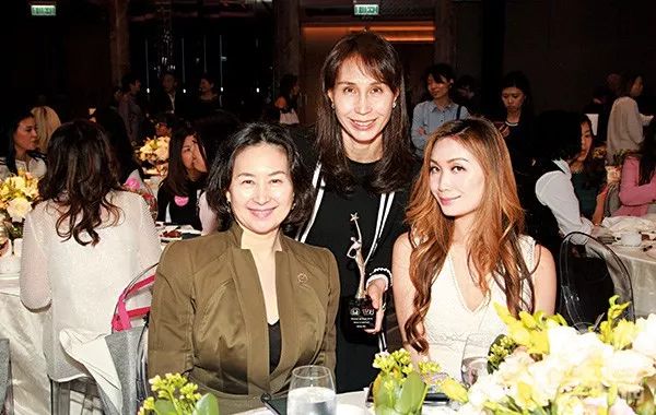 赌王最美外孙女再曝近照，穿低胸裙浓妆艳抹，男友或成千亿孙婿