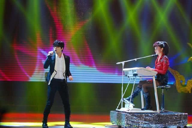 曾红过凤凰传奇,后因车祸从“兄妹”变夫妻,今生活不尽如人意!