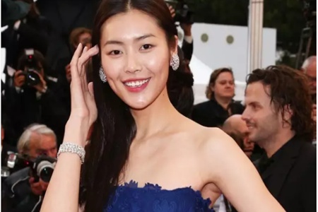 1565326641131403.jpg 适合单眼皮女生的发型,拒绝中分微卷最时尚