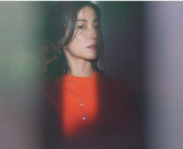 什么年龄的女生都可以，把2020年的“新年色”穿上身，显瘦又高级