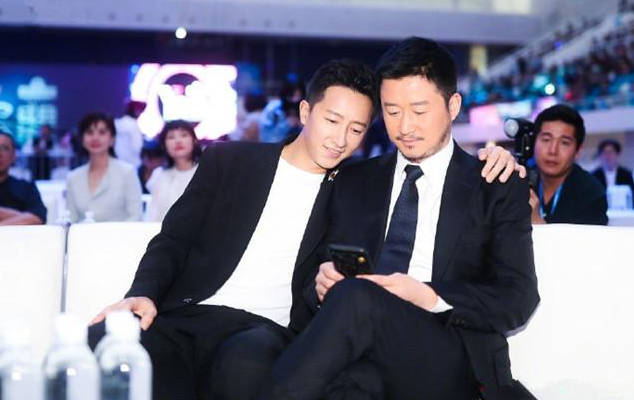 卢靖姗和韩庚秀恩爱,在摩托车上拍照动作豪放,结婚了果然不一样