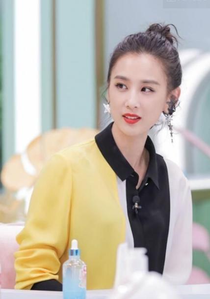 不愧是杨子的老婆,壕气!黄圣依大方送上护肤品,戚薇一脸惊讶