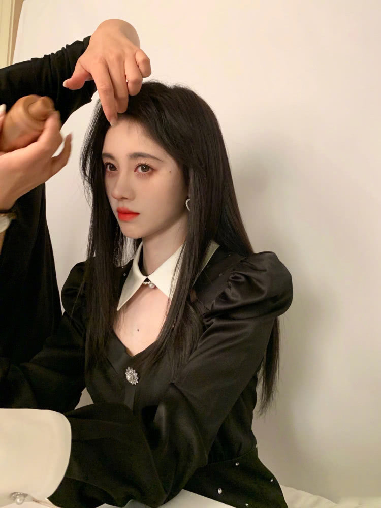 美女林允儿和鞠婧祎同是星星妆造型,不是年轻就能赢!