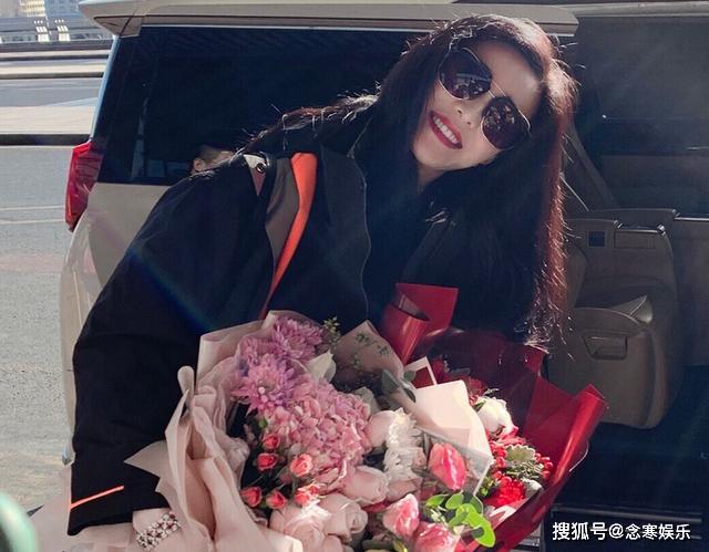 范冰冰出国前被传怀孕,上飞机后脱掉外套录VCR,尽显曼妙好身材