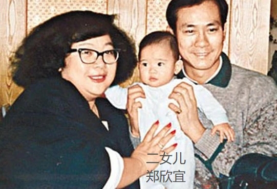 72岁郑少秋罕现身，精壮不输少年人！对身旁女生甜言蜜语超会撩