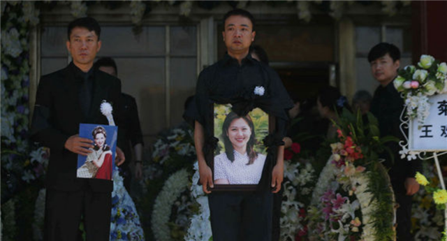 因癌症去世的央视主持人除了李咏还有她，病逝时年仅42岁