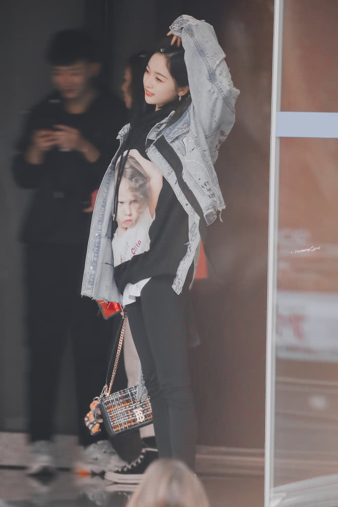 美女吴宣仪两套造型都穿牛仔外套，一个甜美一个帅气