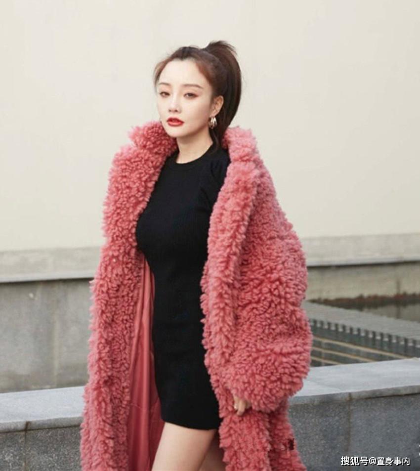 李小璐网店生意惨淡,拍“贵妇写真”吸引眼球,浓妆艳抹大秀美腿