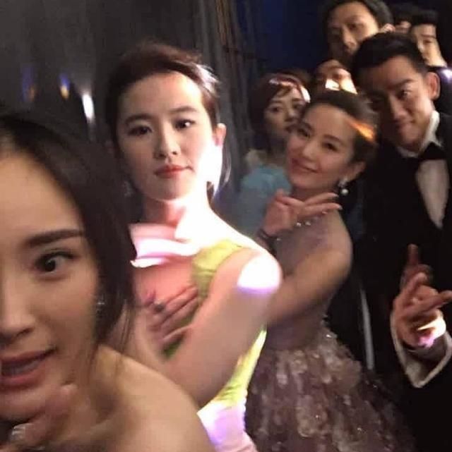杨幂终于道出不和仙三剧组合照的原因,网友:最多再等你十年时间